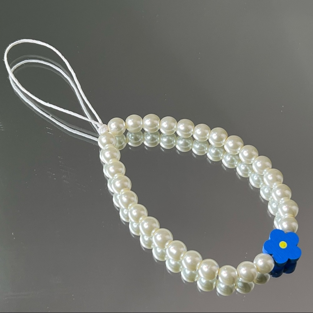 ✨Pearl/Blue Phone Charm✨